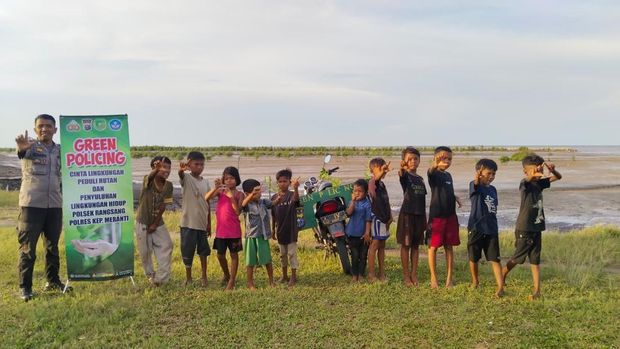 Bhabinkamtibmas di Kepulauan Meranti ajak anak-anak Suku Akit menanam mangrove di Pantai Gelombang Cinta. Bhabinkamtibmas di Kepulauan Meranti ajak anak-anak Suku Akit menanam mangrove di Pantai Gelombang Cinta, Kamis (23/10/2025).