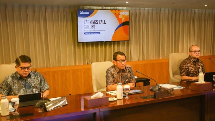 Direktur Utama PT Bank Negara Indonesia (Persero) Tbk Putrama Wahju Setyawan (kiri) bersama Direktur Finance dan Strategy Hussein Paolo Kartadjoemena (tengah) dan Direktur Risk Management David Pirzada (kanan) memimpin Paparan Kinerja Kuartal III 2025 secara daring di Jakarta, Jumat (24/10/2025). BNI mencatat hingga akhir September 2025, total penyaluran kredit tumbuh 10,5 persen (YoY) menjadi Rp812,2 triliun, pertumbuhan tersebut tercatat merata di seluruh segmen bisnis, mencerminkan portofolio kredit yang semakin sehat dan berimbang. ANTARA FOTO/Muhammad Iqbal
