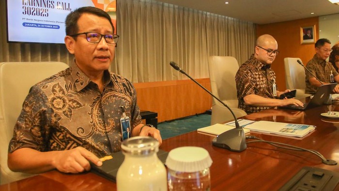 BNI Catat Pertumbuhan Kredit 10,5 Persen di Kuartal III 2025 Direktur Utama PT Bank Negara Indonesia (Persero) Tbk Putrama Wahju Setyawan (kiri) bersama Direktur Finance dan Strategy Hussein Paolo Kartadjoemena (tengah) dan Direktur Risk Management David Pirzada (kanan) memimpin Paparan Kinerja Kuartal III 2025 secara daring di Jakarta, Jumat (24/10/2025). BNI mencatat hingga akhir September 2025, total penyaluran kredit tumbuh 10,5 persen (YoY) menjadi Rp812,2 triliun, pertumbuhan tersebut tercatat merata di seluruh segmen bisnis, mencerminkan portofolio kredit yang semakin sehat dan berimbang. ANTARA FOTO/Muhammad Iqbal