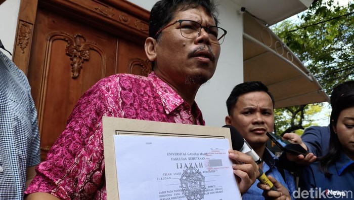 Bonatua Silalahi Tunjukkan Fotokopi Ijazah Jokowi dari KPU