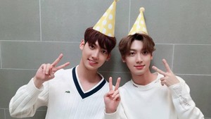 Young Min dan Kwang Min bikin Boyfriend tambah ikonik karena paras mereka yang susah banget dibedain kalau gaya rambutnya sama. Foto: Instagram @boyym_95