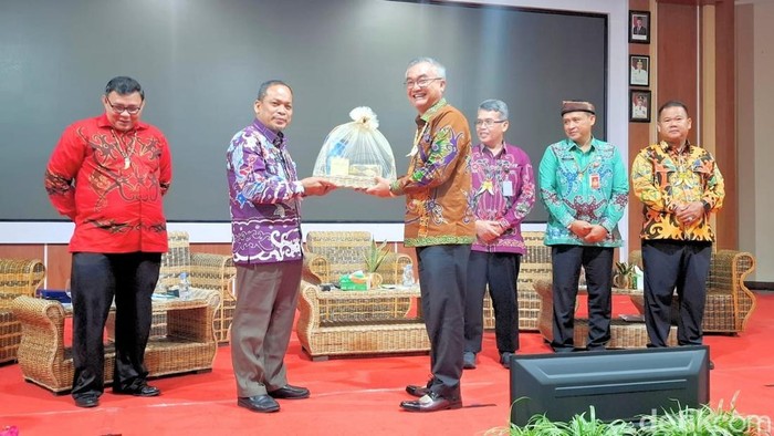 Bupati Malinau Wempi W Mawa dalam Seminar Nasional 504: Malinau Beranda Merah Putih.