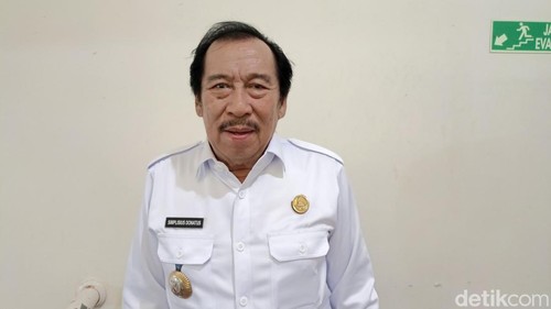 Bupati Nagekeo Simplisius Donatus saat diwawancarai detikBali di Kupang, Jumat (24/10/2024). (Simon Selly/detikBali)