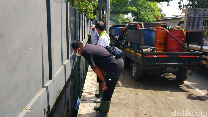Ceceran Limbah Oli di Pemukiman Warga Karawang.