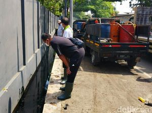 Video: Saluran Air hingga Sawah di Karawang Tercemar Imbas Kebakaran Pabrik Oli