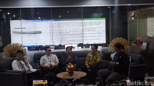Diskusi di Balai Kota Jakarta soal mikroplastik terkandung dalam air hujan di Jakarta. Diskusi melibatkan Pemprov, BRIN, hingga BMKG (Belia/detikcom)