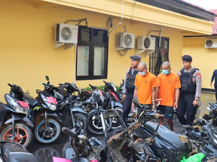 Dua pencuri sepeda motor ditangkap Polres Kotawaringin Barat.