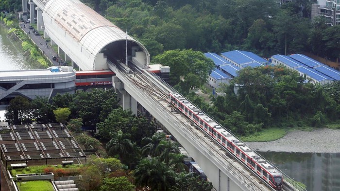 Dukuh Atas Siap Jadi Pusat Mobilitas Kekinian Jakarta Rangkaian LRT bersiap memulai perjalanannya dari Stasiun Dukuh Atas di kawasan Dukuh Atas, Jakarta, Jumat (24/10/2025). Pemerintah Provinsi Jakarta segera membangun Transit oriented development (TOD) di kawasan Dukuh Atas atau Dukuh Atas Hub yang nantinya akan menghubungkan sejumlah moda transportasi publik seperti LRT Jabodebek, KRL, MRT Jakarta, Transjakarta dan Kereta Bandara yang ditargetkan rampung pada pertengahan 2027. ANTARA FOTO/Muhammad Iqbal