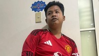 Dustin Tiffani makin miris mobil Jazz-nya yang dicicil oleh bos akun YouTube malah ditarik debt collector. Kelar syuting mobil gak ada. Jadi si orang ini kayaknya (sekolahin BPKB tapi gak bayar utangnya). Gue sudah kasusin di Jaksel, orangnya gak ketemu. Ya sudah pasrah, gak ada solusinya, tuturnya. (Foto: dok Instagram jhonsss24)
