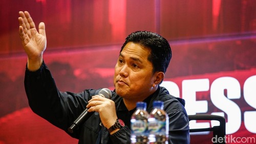 Ketua Umum PSSI Erick Thohir saat melakukan konferensi pers di Jakarta, Jumat, (24/10/2025). Erick Thohir menyebut pencarian pelatih Timnas harus matang dan tidak terburu-buru.
