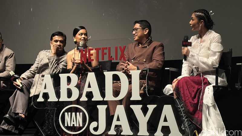 Penampilan Eva Celia dalam konferensi pers film Netflix, Abadi Nan Jaya.