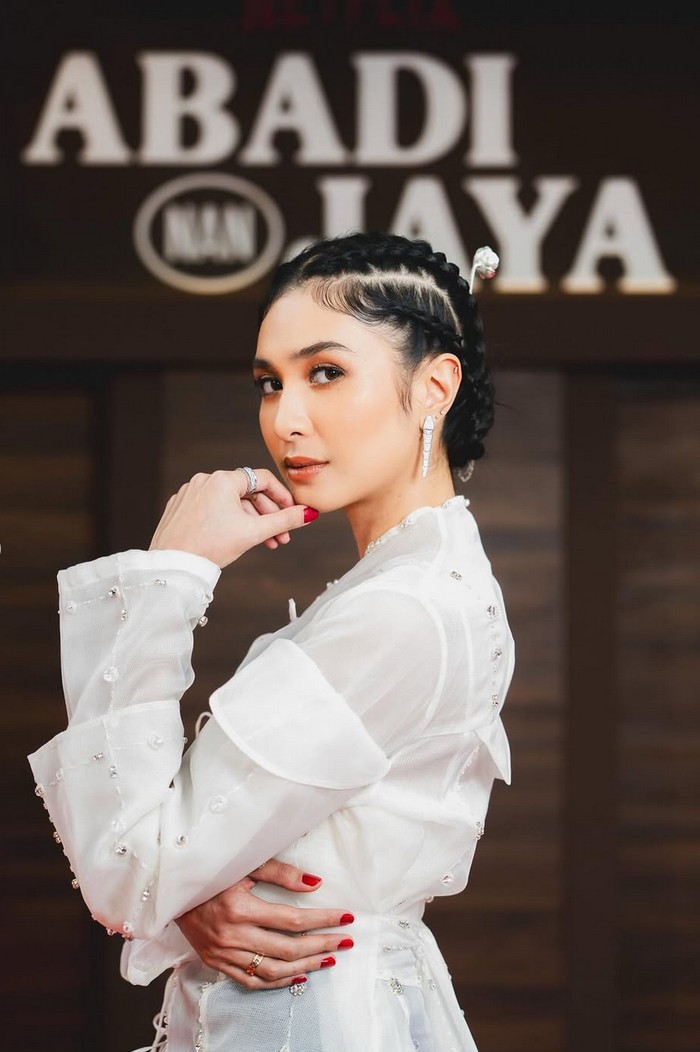Eva Celia dan Mikha Tambayong di premiere film Abadi Nan Jaya.