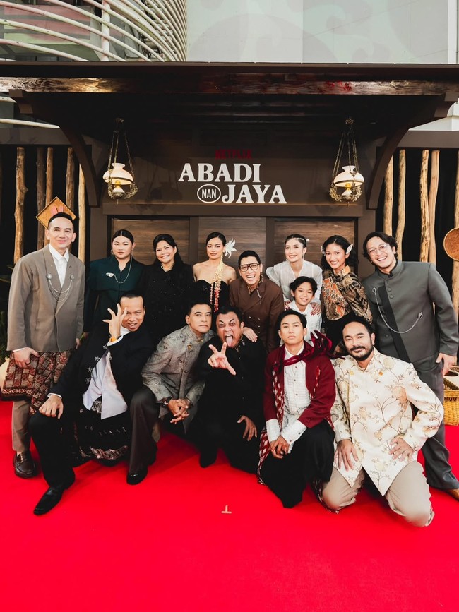 Film horror thriller ‘Abadi Nan Jaya’ garapan sutradara Kimo Stamboel resmi tayang di Netflix pada Kamis (23/10/2025). Menghadiri premiere, Mikha Tambayong dan Eva Celia sebagai bintang utama sukses membuat terpukau dengan pilihan busana mereka. Foto: Instagram/@evacelia @miktambayong