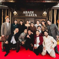 Film horror thriller ‘Abadi Nan Jaya’ garapan sutradara Kimo Stamboel resmi tayang di Netflix pada Kamis (23/10/2025). Menghadiri premiere, Mikha Tambayong dan Eva Celia sebagai bintang utama sukses membuat terpukau dengan pilihan busana mereka. Foto: Instagram/@evacelia @miktambayong