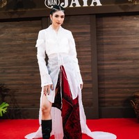 Mikha Tambayong mengenakan kebaya modifikasi karya desainer Wilsen Willim berwarna putih. Atasan dipadukan rok asimetris merah. Foto: Instagram/@evacelia @miktambayong