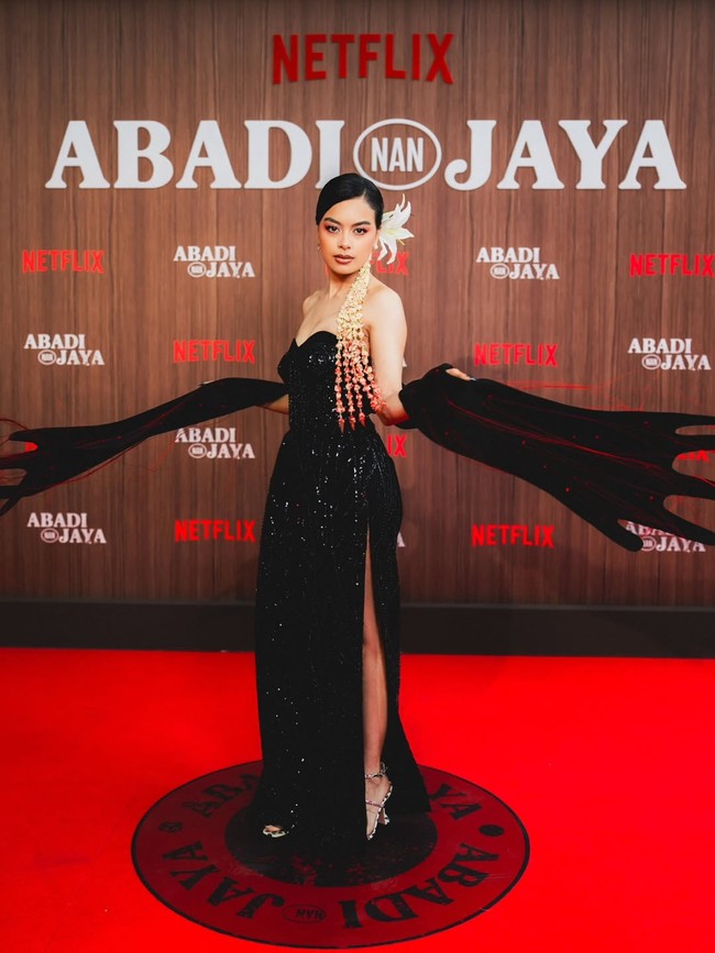 Eva menampilkan kecantikan khas wanita Indonesia dengan rambut disanggul yang diberi hiasan ronce melati. Menciptakan visual yang tak hanya cantik tapi juga artistik. Foto: Instagram/@evacelia @miktambayong