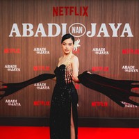 Eva menampilkan kecantikan khas wanita Indonesia dengan rambut disanggul yang diberi hiasan ronce melati. Menciptakan visual yang tak hanya cantik tapi juga artistik. Foto: Instagram/@evacelia @miktambayong