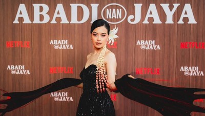 Foto: Mikha Tambayong-Eva Celia di Premiere Abadi Nan Jaya, Cantik Indonesia