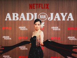 Foto: Mikha Tambayong-Eva Celia di Premiere Abadi Nan Jaya, Cantik Indonesia