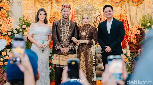 Foto penyanyi Raisa dan Barsena Bestandhi memberikan kejutan di pernikahan Alintiya Zhafara dan Febri Yosan. Foto penyanyi Raisa dan Barsena Bestandhi memberikan kejutan di pernikahan Alintiya Zhafara dan Febri Yosan.