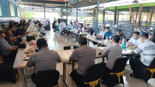 Gathering Polda Bali bersama para jurnalis di salah satu restoran Jalan Merdeka, Denpasar, Jumat (24/10/2025). (Dok. Polda Bali)