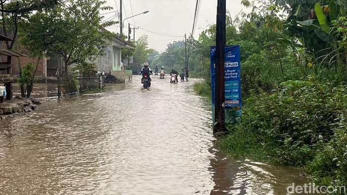 Genangan banjir di perbatasan Kabupten Bandung menuju Kota Bandung.