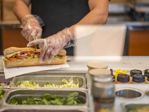 Pelanggan Protes Dikenakan Tip Otomatis saat Pesan Sandwich