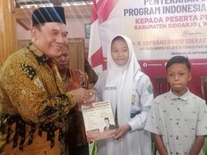Legislator Gerindra Serahkan Bantuan PIP untuk 100 Pelajar di Sidoarjo