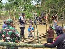 Sat Set Polsek Batangan Tangani Tanggul Sungai Jebol di Pati