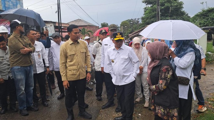 Gubernur Banten Andra Soni tinjau jalan rusak di desa Pandeglang (Arief/detikcom)
