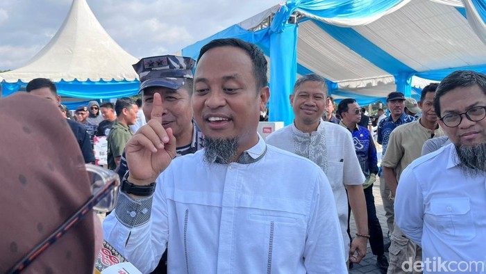 Gubernur Sulsel Andi Sudirman Sulaiman. Gubernur Sulsel Andi Sudirman Sulaiman.