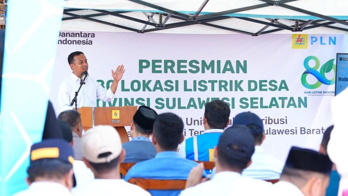 Gubernur Sulsel Andi Sudirman Sulaiman meresmikan program listrik desa SuperSUN.