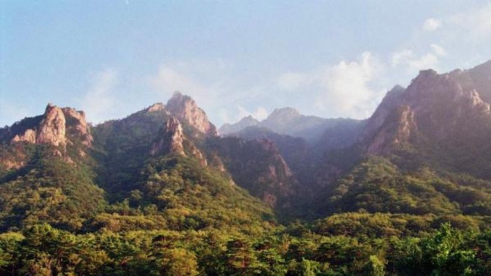 Gunung Seoraksan punya salah satu puncak yang pemandangannya indah, namun puncak tersebut dilarang untuk dikunjungi karena berbahaya.