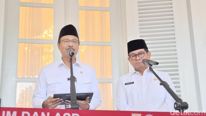 Gus Ipul dan Pramono Anung Menteri Sosial (Mensos) Saifullah Yusuf atau Gus Ipul menemui Gubernur DKI Jakarta Pramono Anung di Balai Kota Jakarta.