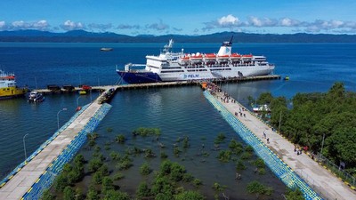 Hotel Terapung Warnai Perayaan 1 Abad Aitumeri di Teluk Wondama