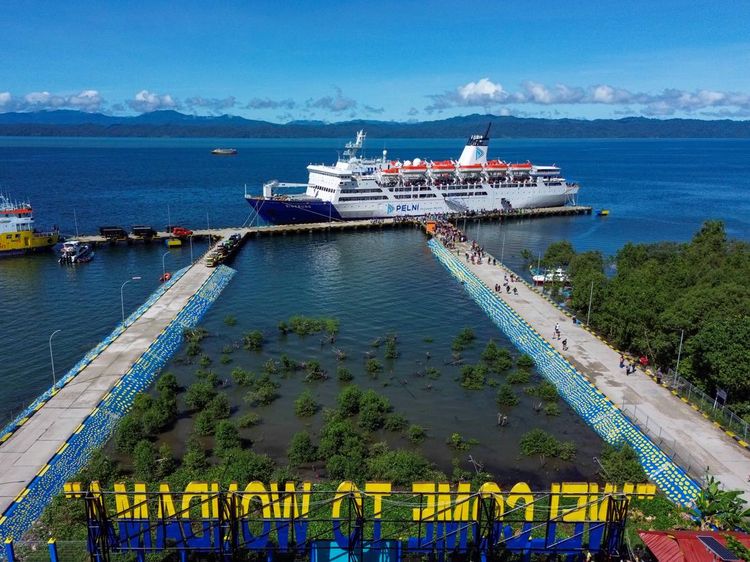 Hotel Terapung Warnai Perayaan 1 Abad Aitumeri di Teluk Wondama