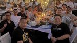 Gaya Santai Hotman Paris Saat Makan di Warung Bebek dan Kulineran di Bali