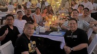 Selain membantu konsultasi hukum, Hotman juga dikenal sebagai sosok yang senang bersosialisasi. Makan malam bersama kerabatnya menjadi agenda setibanya ia di Jimbaran, Bali. Foto: Instagram/hotmanparisofficial Selain membantu konsultasi hukum, Hotman juga dikenal sebagai sosok yang senang bersosialisasi. Makan malam bersama kerabatnya menjadi agenda setibanya ia di Jimbaran, Bali. Foto: Instagram/hotmanparisofficial