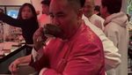 Gaya Santai Hotman Paris Saat Makan di Warung Bebek dan Kulineran di Bali