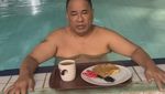 Gaya Santai Hotman Paris Saat Makan di Warung Bebek dan Kulineran di Bali