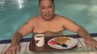 Punya kegiatan yang padat, Hotman Paris memulai rutinitasnya sejak dini hari. Berenang pukul 4 pagi, dilanjutkan dengan menikmati segelas kopi di kolam renang. Foto: Instagram/hotmanparisofficial Punya kegiatan yang padat, Hotman Paris memulai rutinitasnya sejak dini hari. Berenang pukul 4 pagi, dilanjutkan dengan menikmati segelas kopi di kolam renang. Foto: Instagram/hotmanparisofficial