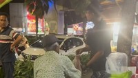 Walaupun terkenal dan memiliki gaya hidup yang mewah, Hotman Paris tak sungkan makan di pinggir jalan. Ia juga mentraktir seorang kakek yang terlihat kelaparan. Foto: Instagram/hotmanparisofficial Walaupun terkenal dan memiliki gaya hidup yang mewah, Hotman Paris tak sungkan makan di pinggir jalan. Ia juga mentraktir seorang kakek yang terlihat kelaparan. Foto: Instagram/hotmanparisofficial