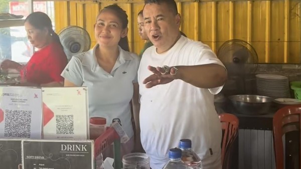 Gaya Santai Hotman Paris Saat Makan di Warung Bebek dan Kulineran di Bali