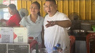Gaya Santai Hotman Paris Saat Makan di Warung Bebek dan Kulineran di Bali Gaya Santai Hotman Paris Saat Makan di Warung Bebek dan Kulineran di Bali