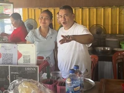 Gaya Santai Hotman Paris Saat Makan di Warung Bebek dan Kulineran di Bali