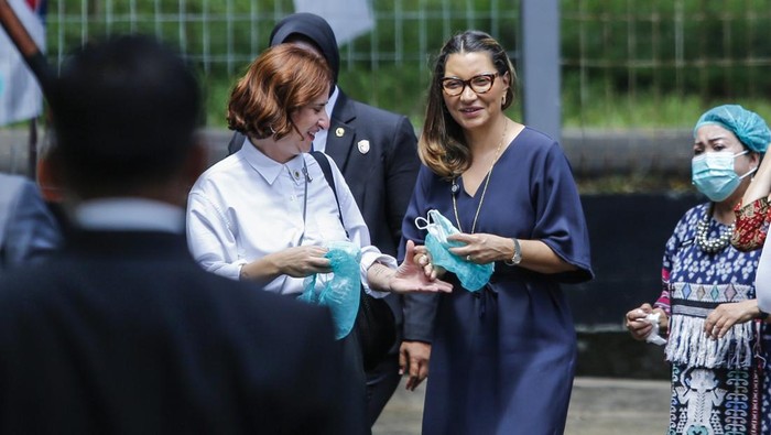 Ibu Negara Brasil Janja Da Silva (kiri) melihat siswa Makan Bergizi Gratis di SD Angkasa 05 Halim, Jakarta, Jumat (24/10/2025). Dalam Kunjungan kenegaraannya, Ibu Negara Brasil Janja Da Silva melihat proses pelaksanaan program Makan Bergizi Gratis (MBG). ANTARA FOTO/Asprilla Dwi Adha