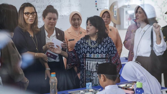 Ibu Negara Brasil Janja Da Silva (kiri) melihat siswa Makan Bergizi Gratis di SD Angkasa 05 Halim, Jakarta, Jumat (24/10/2025). Dalam Kunjungan kenegaraannya, Ibu Negara Brasil Janja Da Silva melihat proses pelaksanaan program Makan Bergizi Gratis (MBG). ANTARA FOTO/Asprilla Dwi Adha