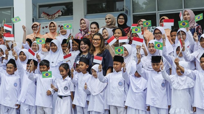 Ibu Negara Brasil Janja Da Silva (tengah) foto bersama siswa usai melihat proses Makan Bergizi Gratis di SD Angkasa 05 Halim, Jakarta, Jumat (24/10/2025). Dalam Kunjungan kenegaraannya Ibu Negara Brasil Janja Da Silva melihat proses pelaksanaan program Makan Bergizi Gratis (MBG). ANTARA FOTO/Asprilla Dwi Adha