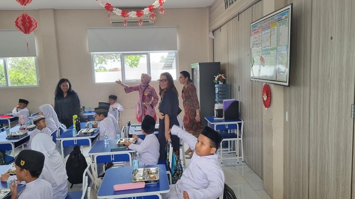 Ibu Negara Brasil Tinjau SPPG dan SD di Jaktim, Lihat Siswa Santap MBG