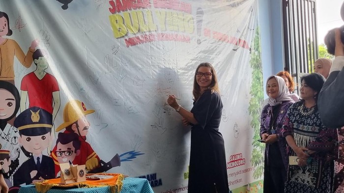Ibu Negara Brasil tulis pesan usai tinjau MBG di SD daerah Jaktim (Taufiiq/detikcom)